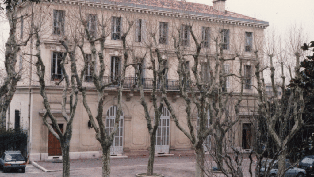 Façade de la Maison des Astronomes, des années 80.