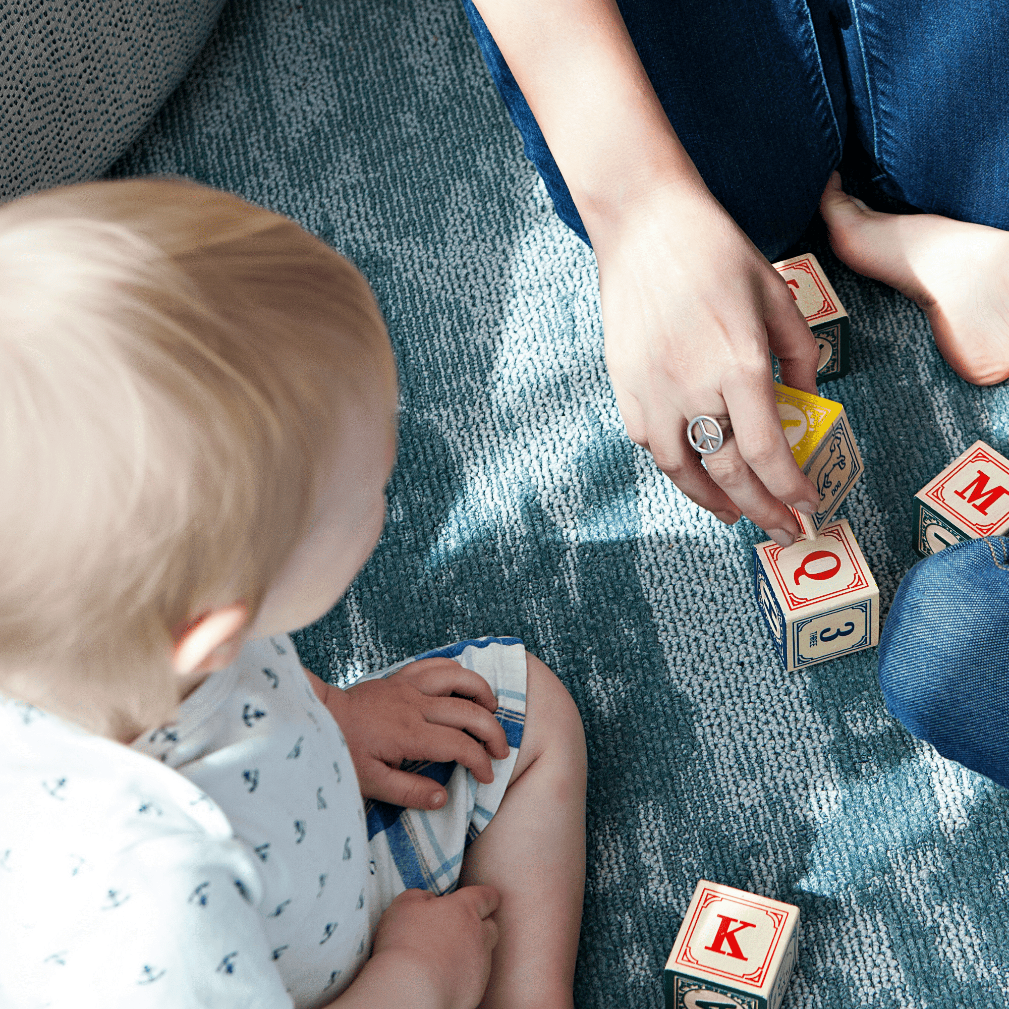photo d'un bébé qui apprend les lettres de l'alphabet