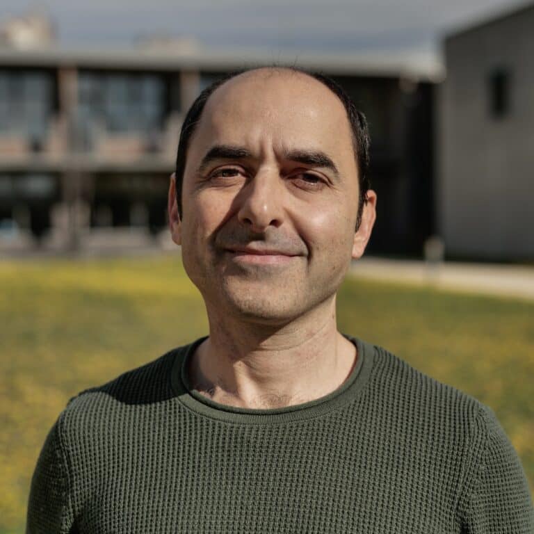 Photo portrait d'Alihan Gök, titulaire de la chaire LEST/Iméra - Les mondes du travail 2024-2025.