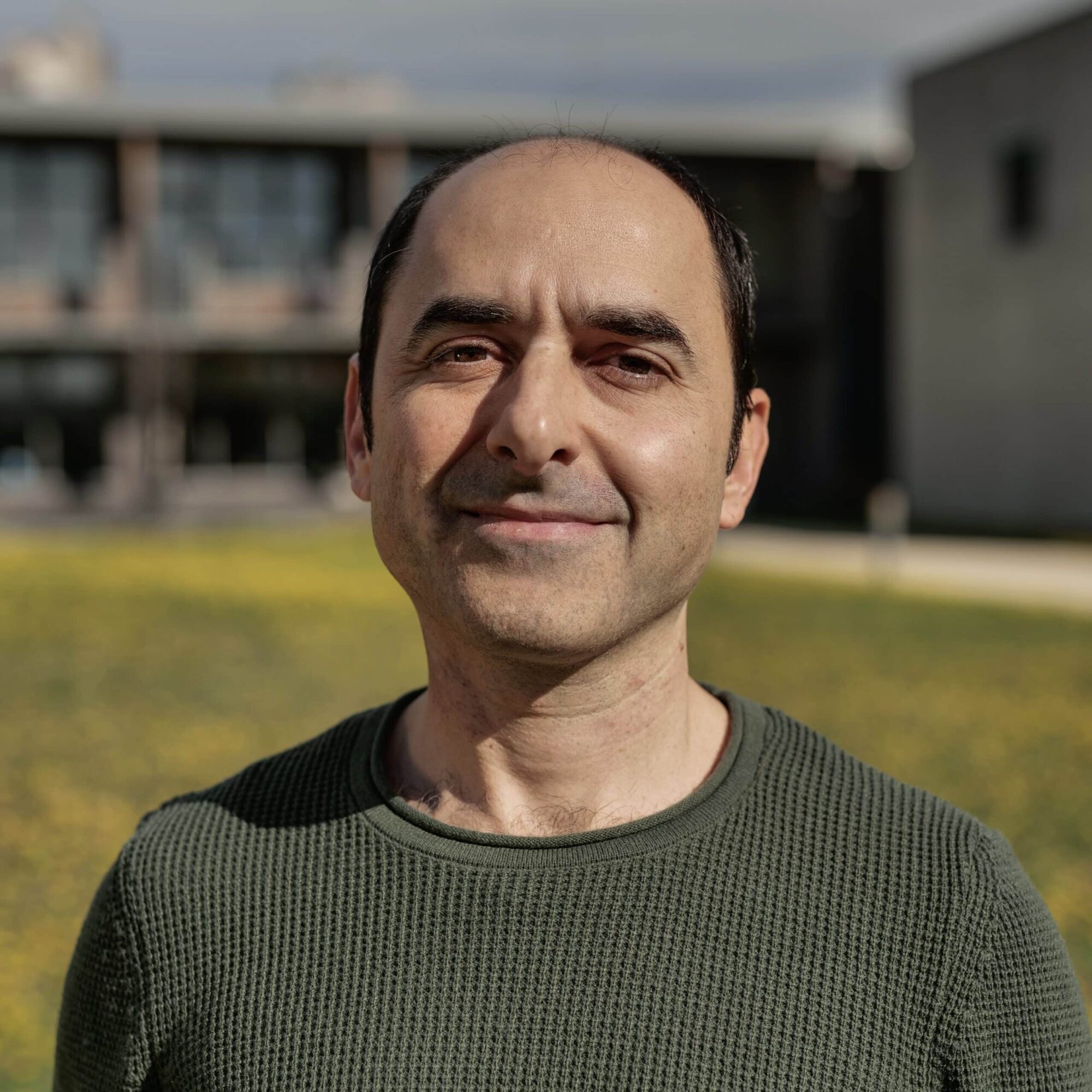 Photo portrait d'Alihan Gök, titulaire de la chaire LEST/Iméra - Les mondes du travail 2024-2025.